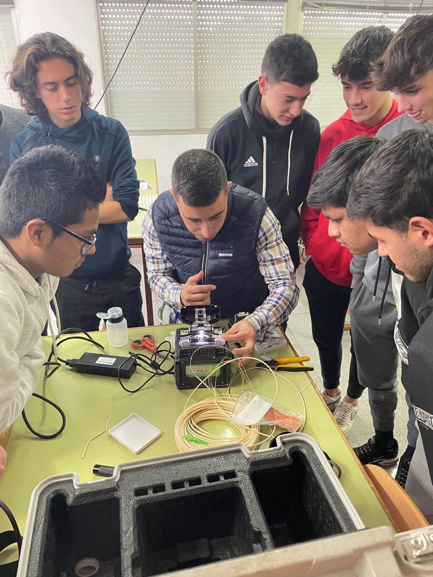 Fotografia Alumnos aprendiendo a fusionar fibra óptica